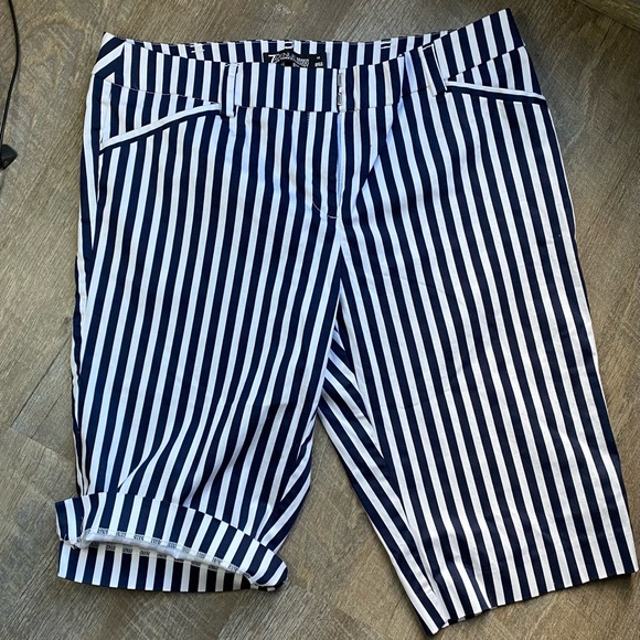 SOLD WOMENS New York and Company Bermuda shorts - Picture 3 of 7